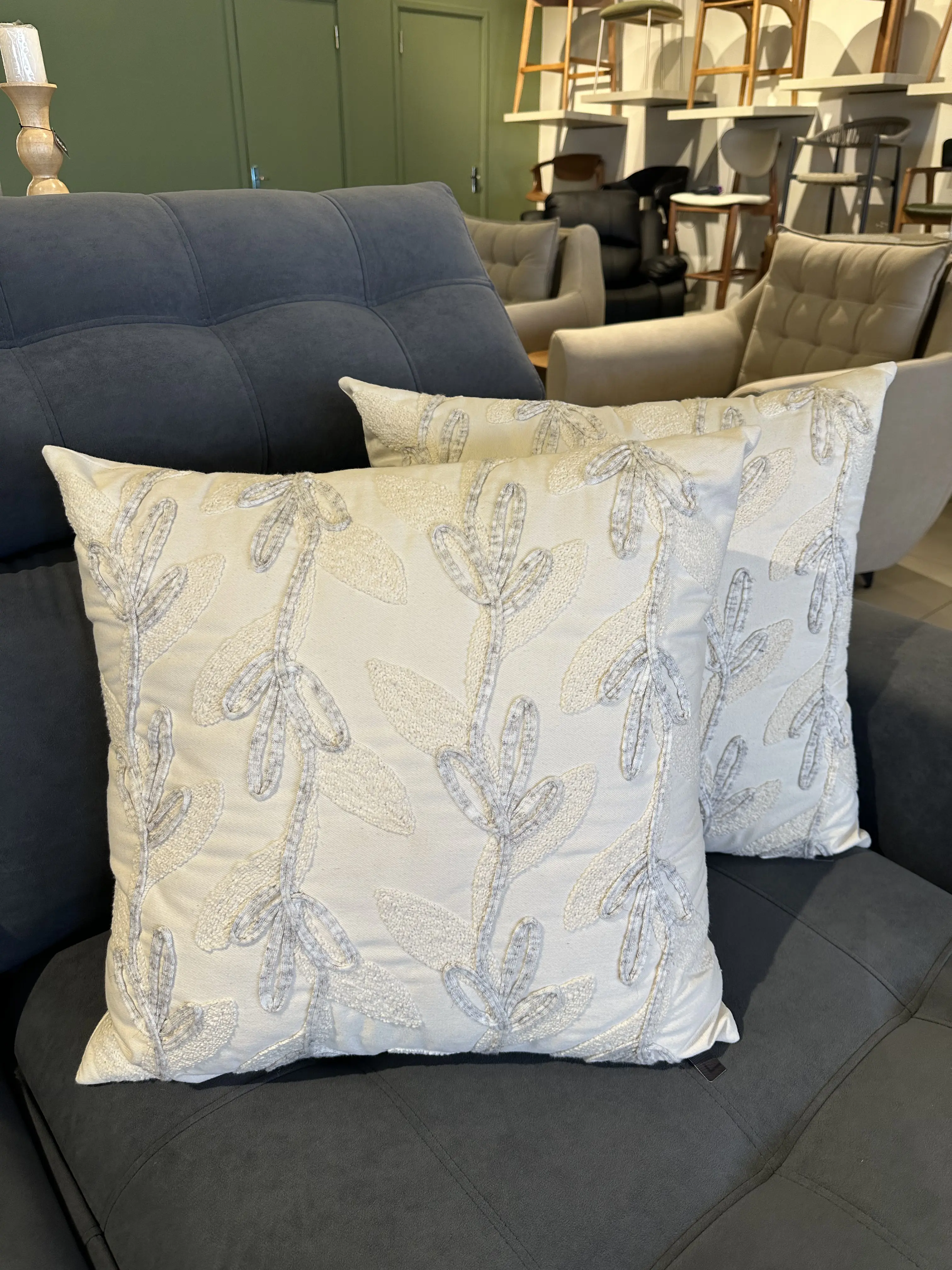 Almohada en tela Lino con bordado en boucle y cordón natural