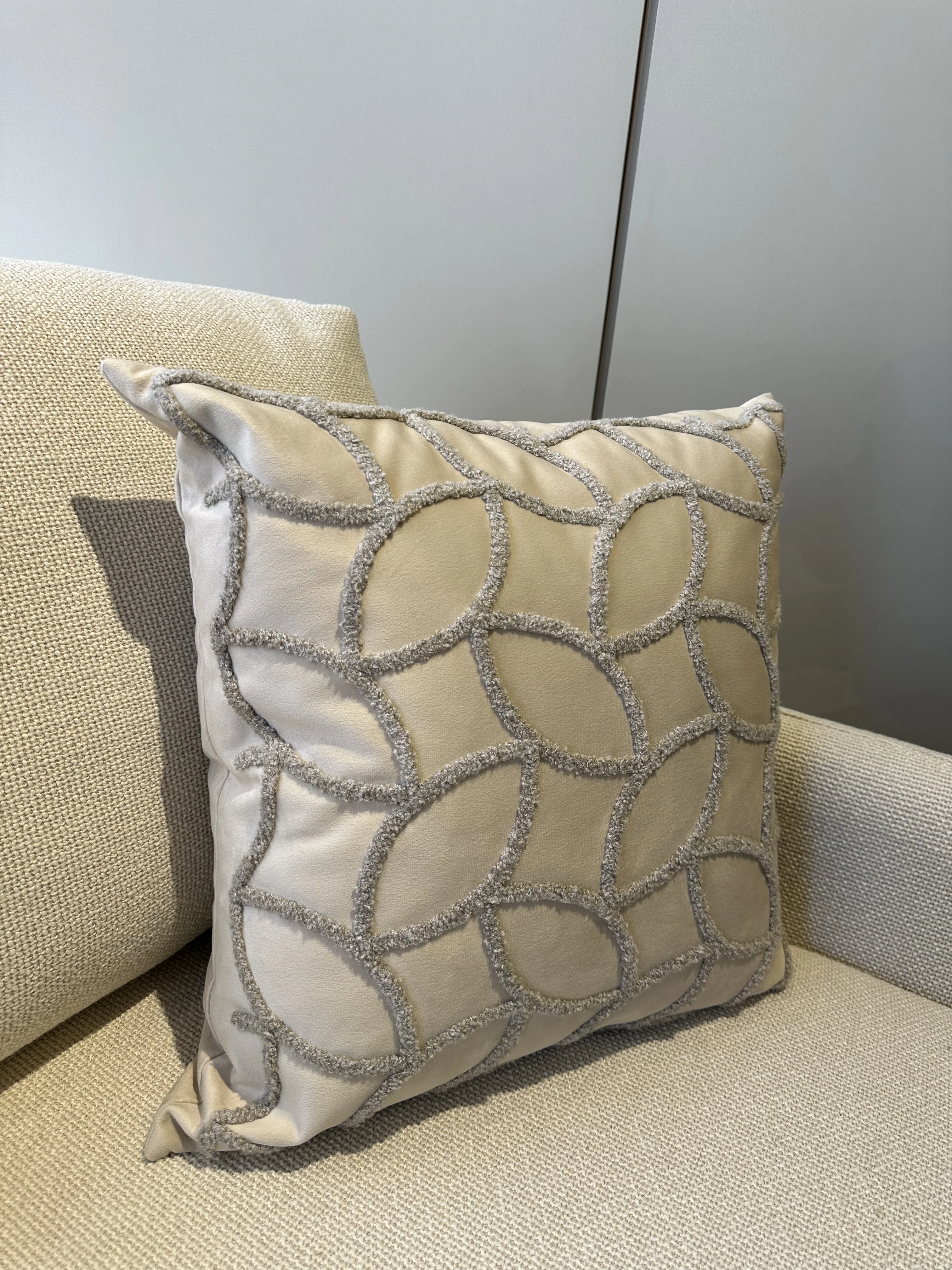 Almohada en tela suede con bordado en boucle gris