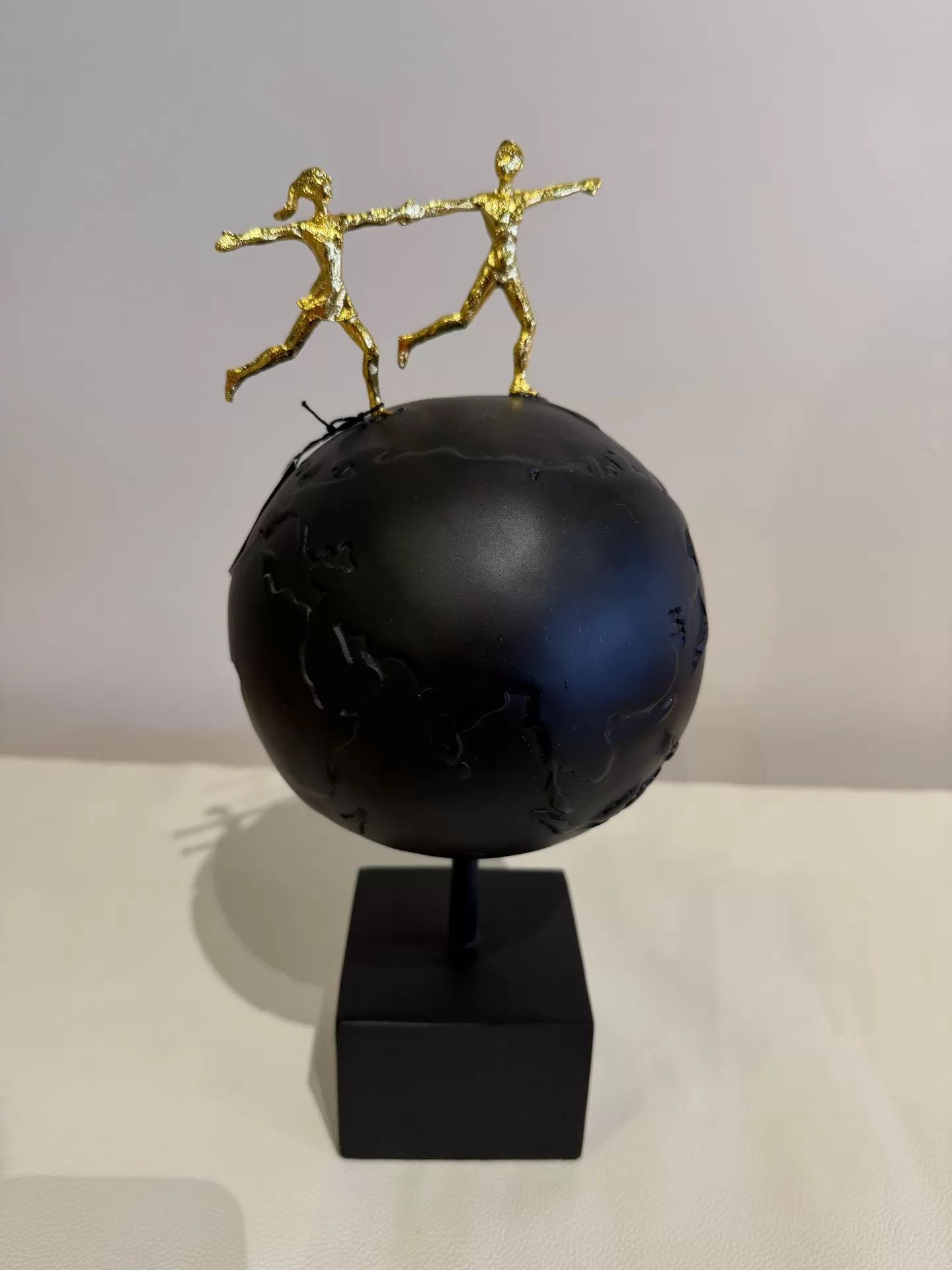Escultura globo negro con pareja dorado COD 377