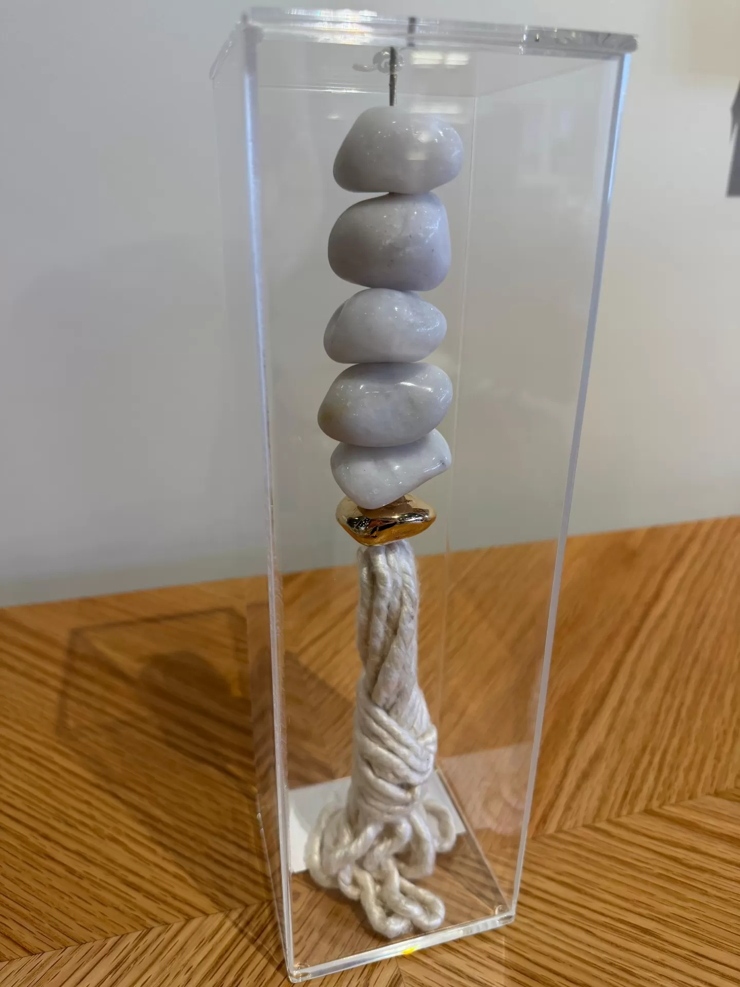 Caja acrílica con piedra Quartzo branco 
