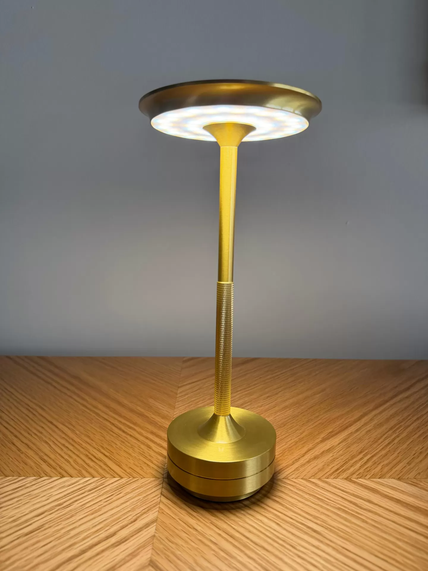 Luminaria en metal dorado con luz en led 