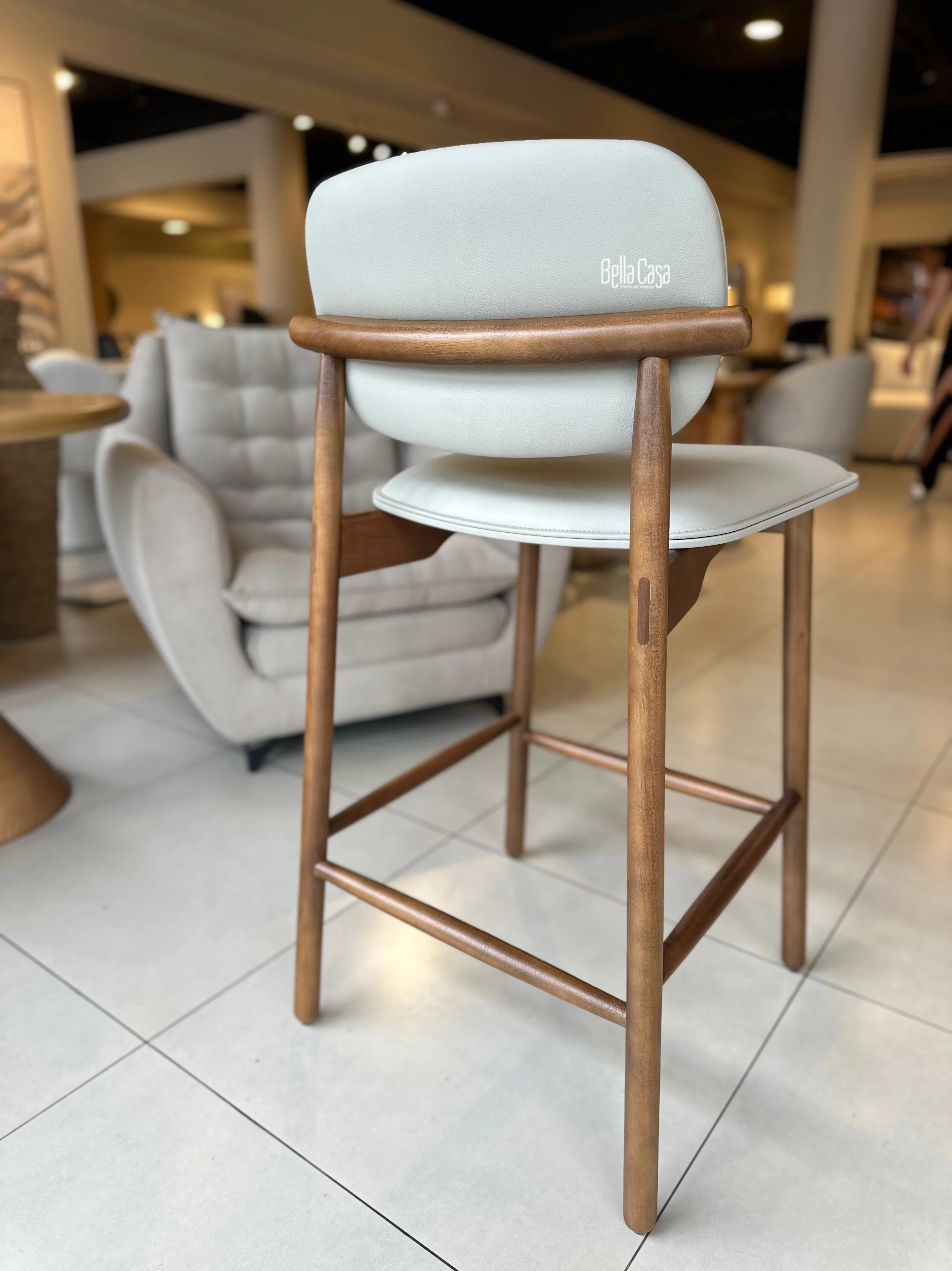 BUTACA CARIOCA MADERA COLOR CASTAÑO  ECO CUERO BEIGE