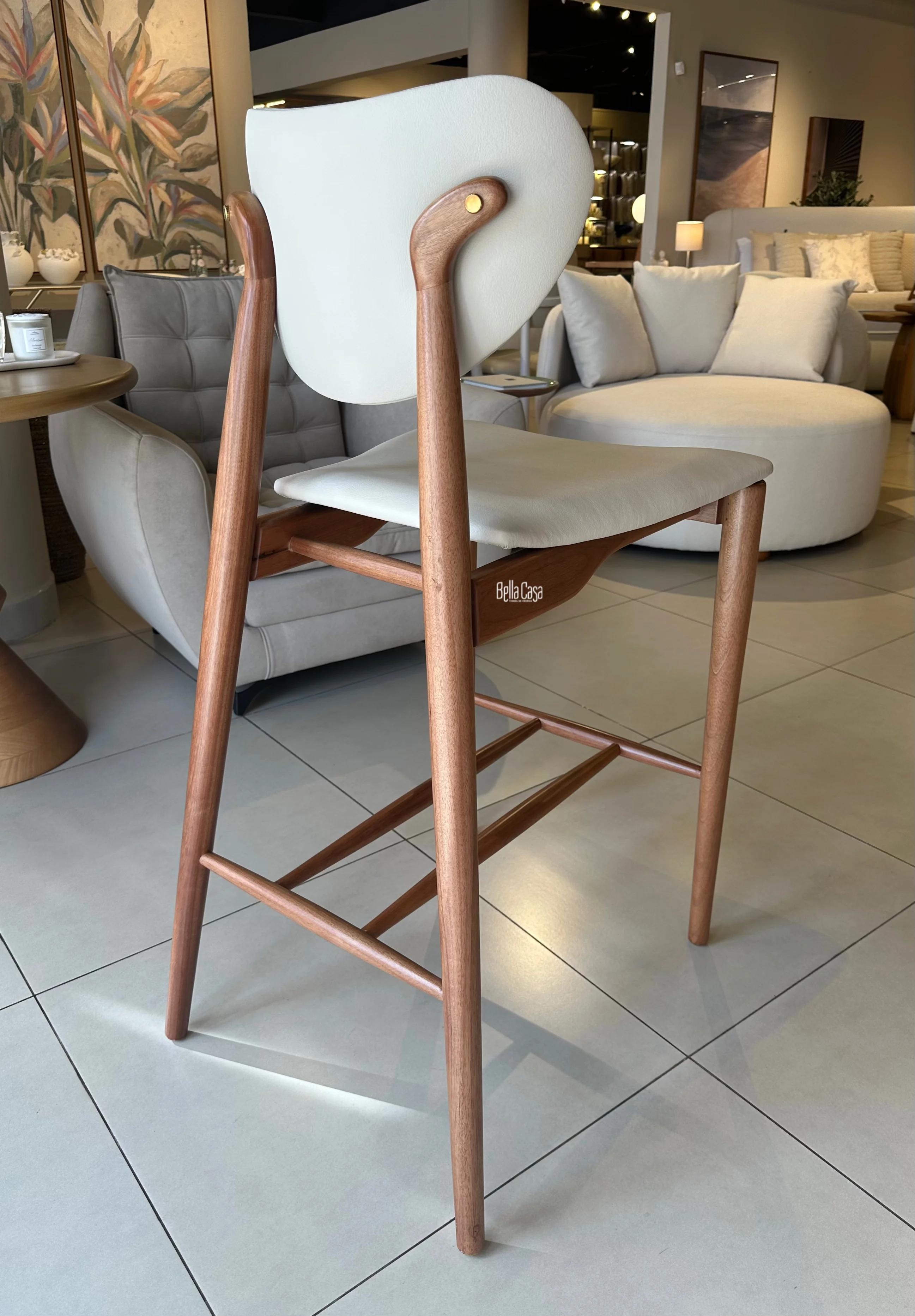 Butaca Cecilia en madera color almendra con eco cuero beige - Vista 2