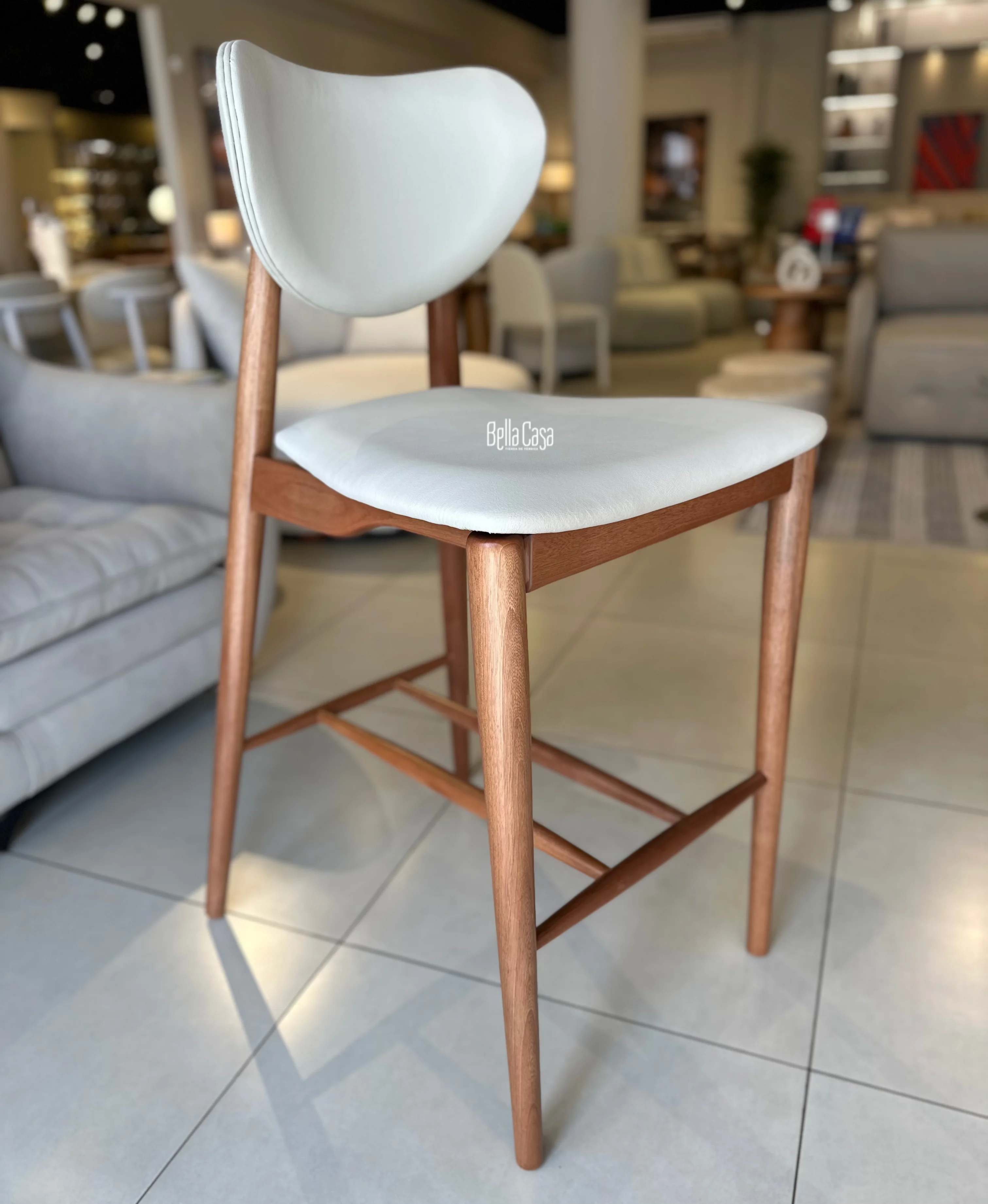 Butaca Cecilia en madera color almendra con eco cuero beige - Vista 3