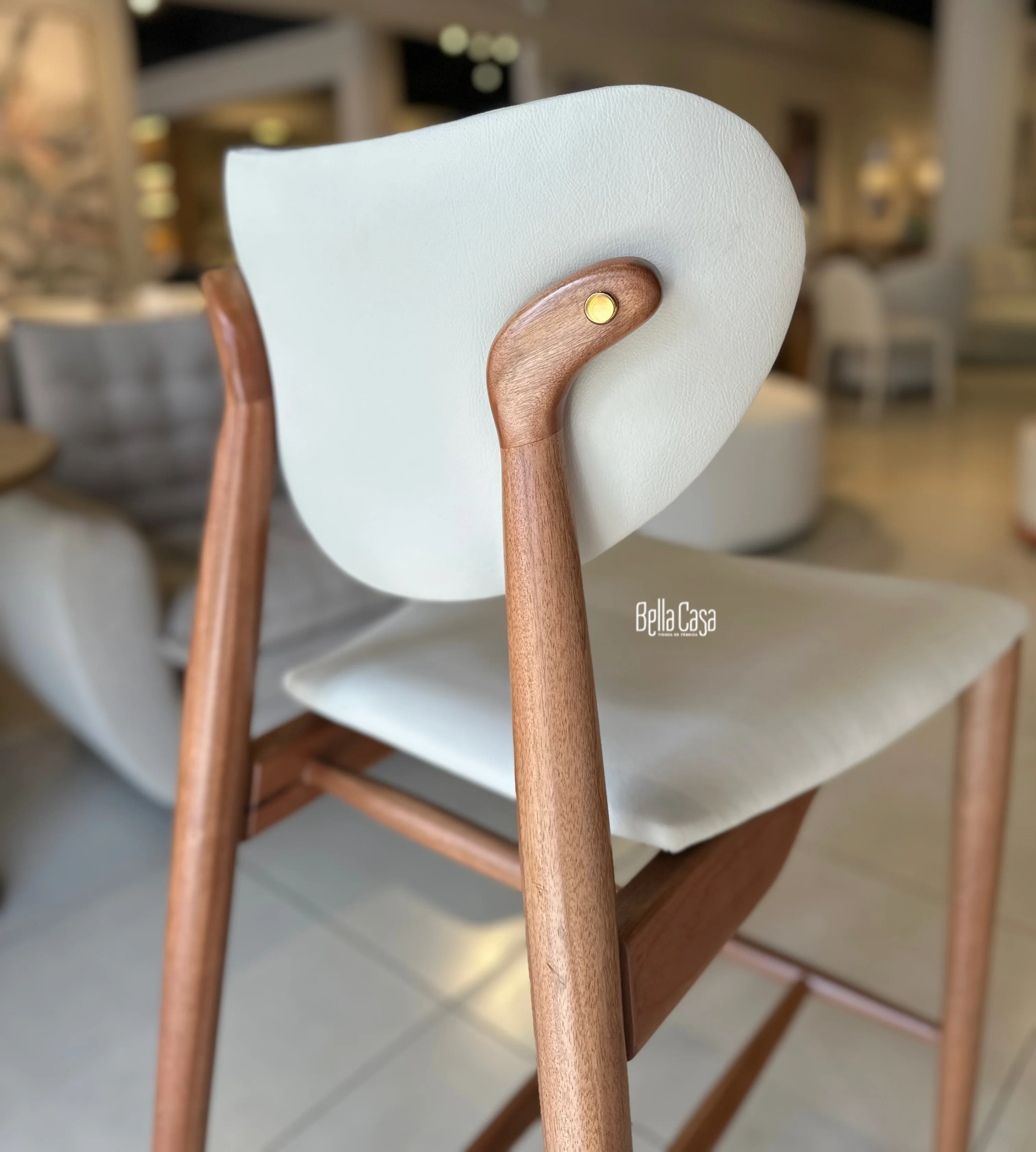 Butaca Cecilia en madera color almendra con eco cuero beige - Vista 4