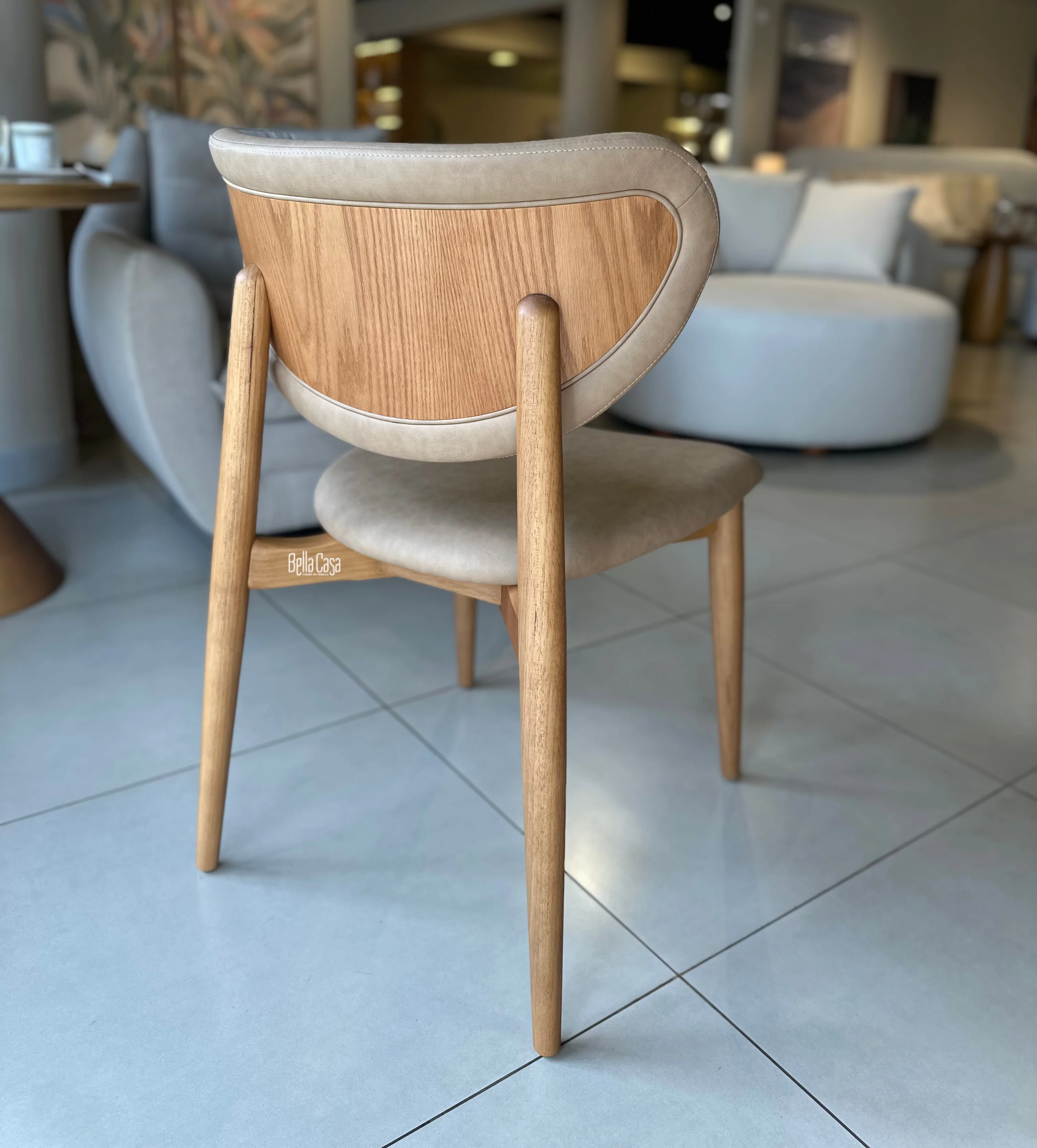 Silla Alegra en madera color almendra con eco cuero