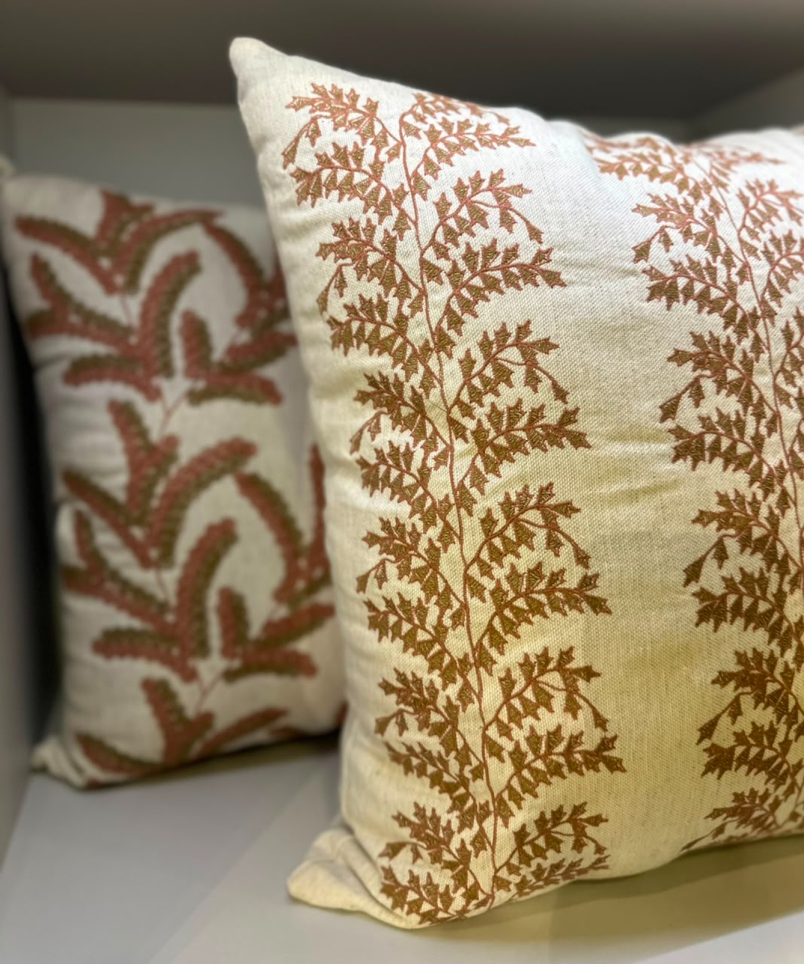ALMOHADA DECORATIVA 52X52 TELA LINO Y BORDADO