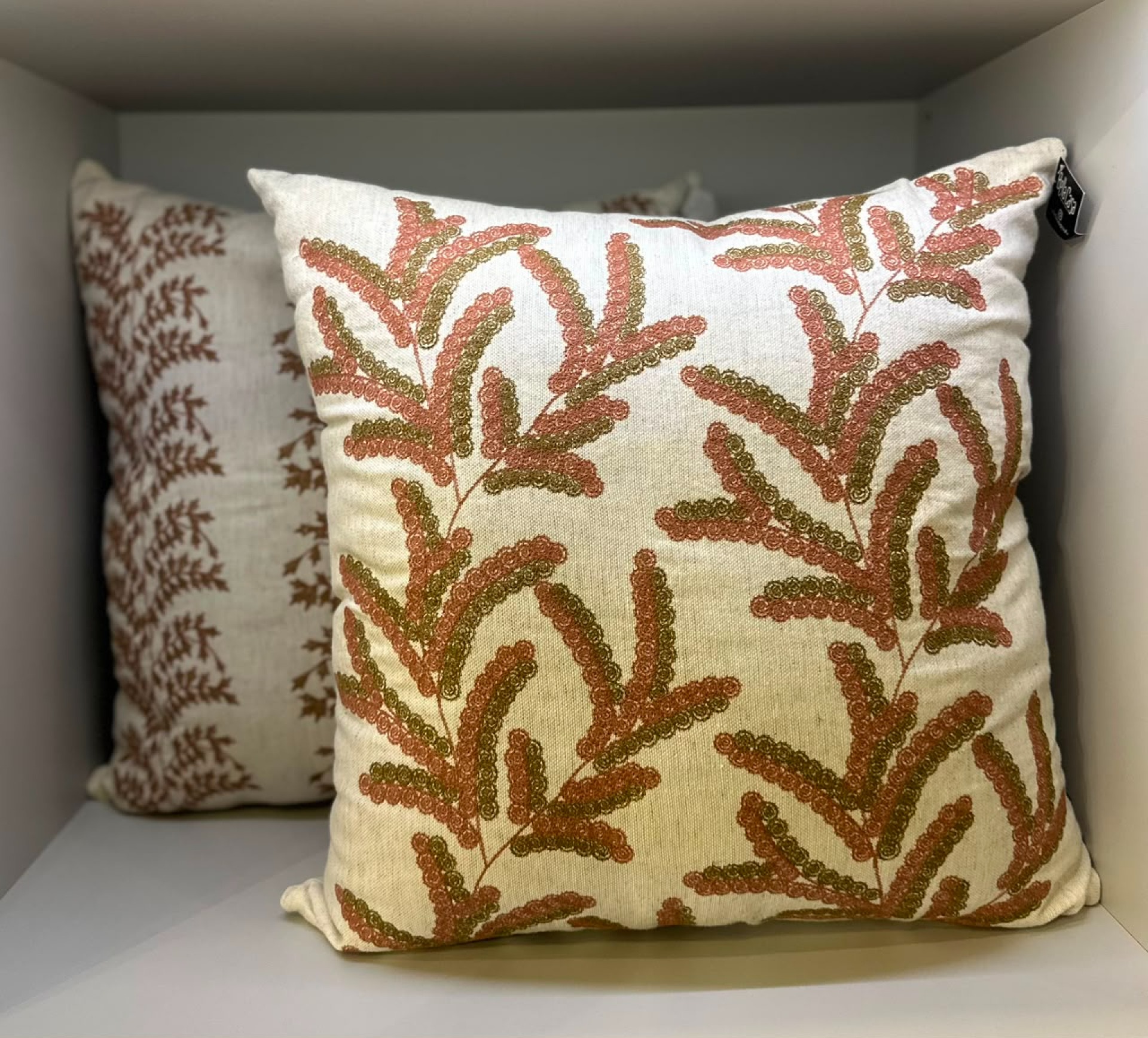 ALMOHADA DECORATIVA 52X52 TELA LINO Y BORDADO - Vista 2