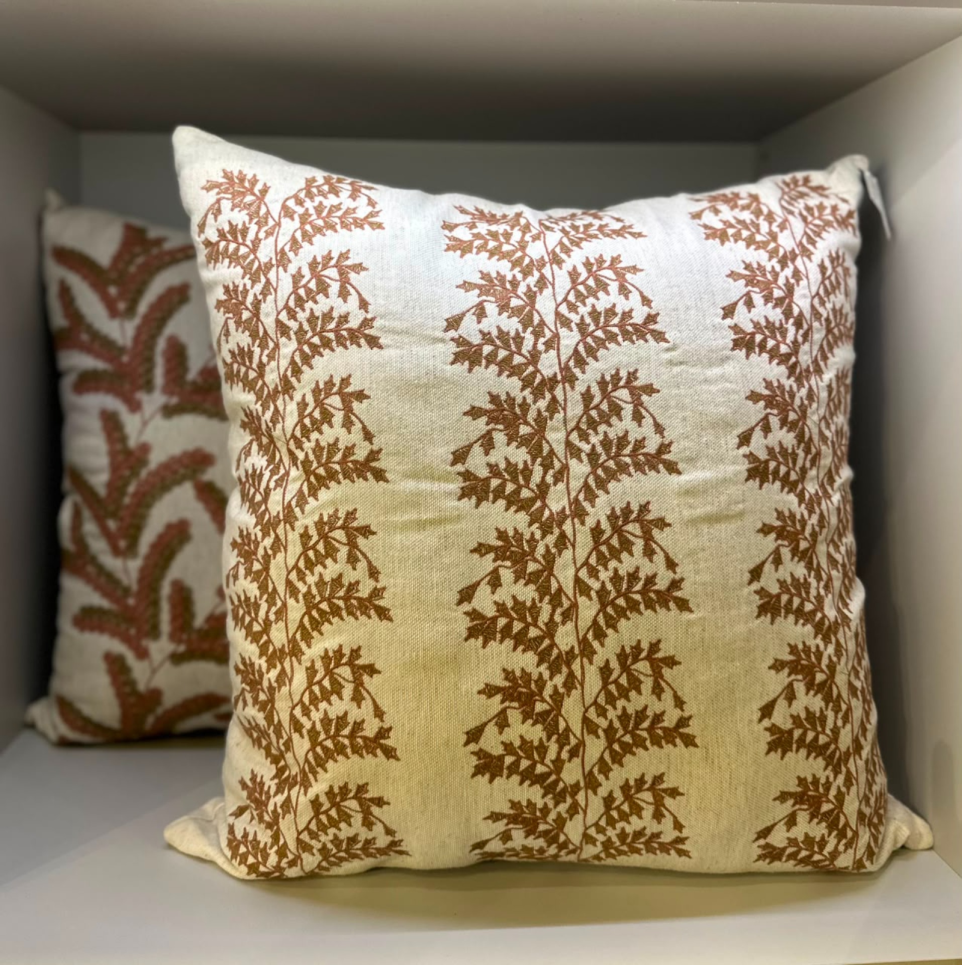 ALMOHADA DECORATIVA 52X52 TELA LINO Y BORDADO - Vista 3