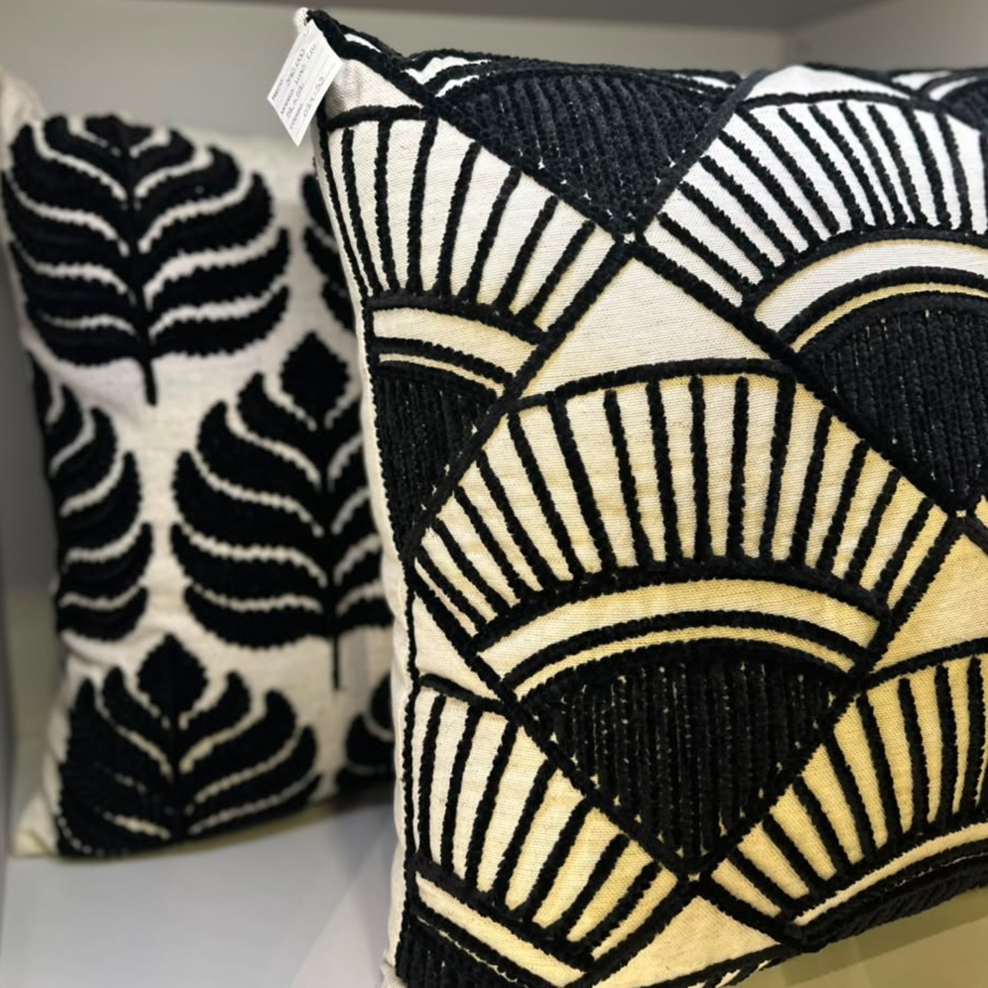 ALMOHADA DECORATIVA 52X52 CON TRAMADO BORDADO NEGRO 