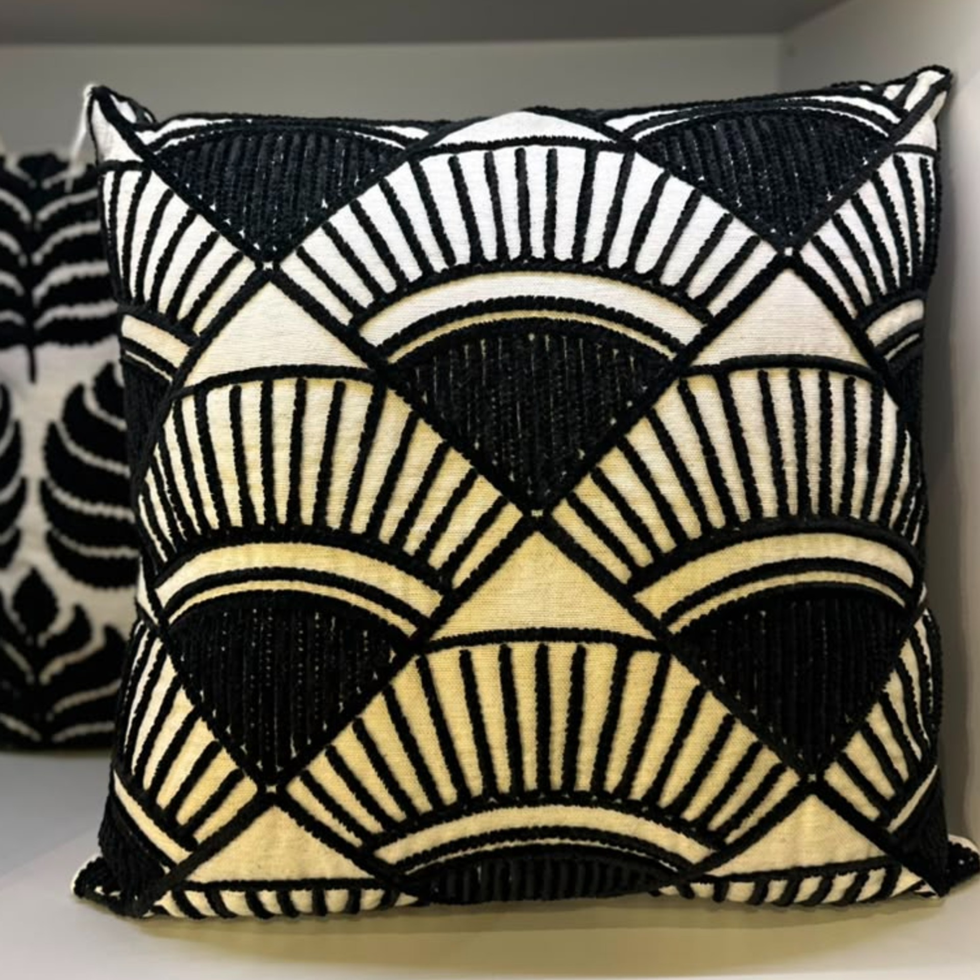 ALMOHADA DECORATIVA 52X52 CON TRAMADO BORDADO NEGRO  - Vista 2