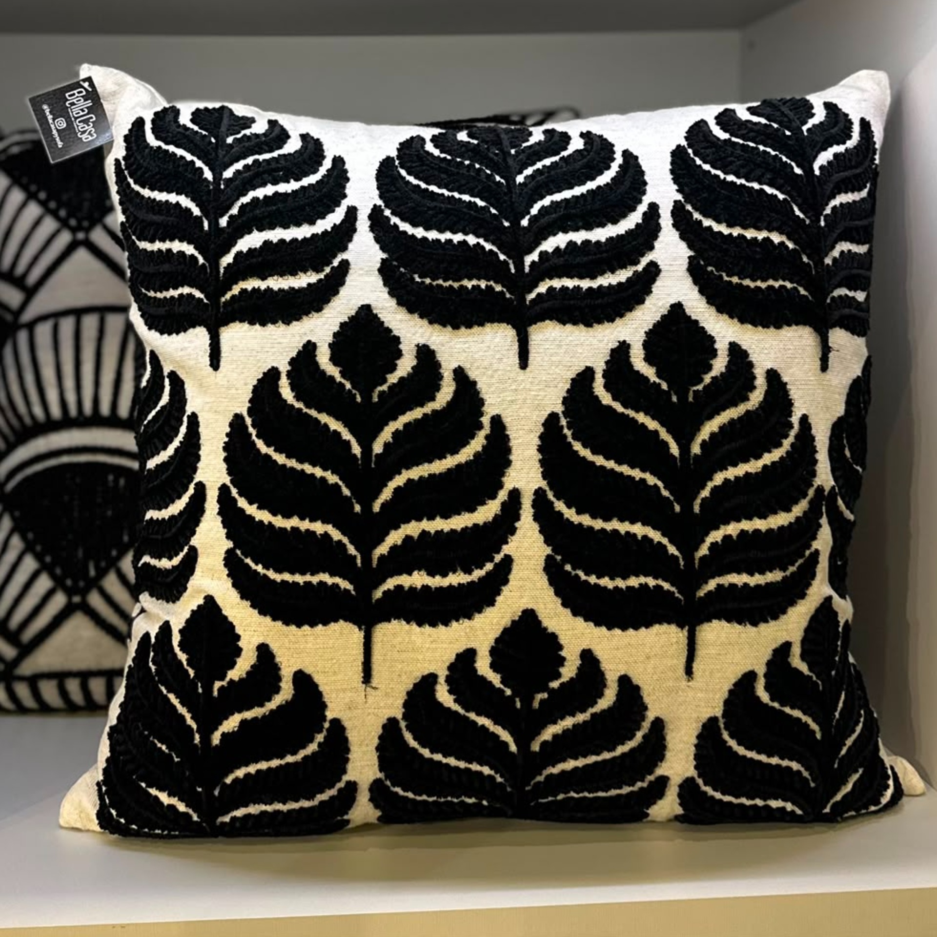 ALMOHADA DECORATIVA 52X52 CON TRAMADO BORDADO NEGRO  - Vista 4