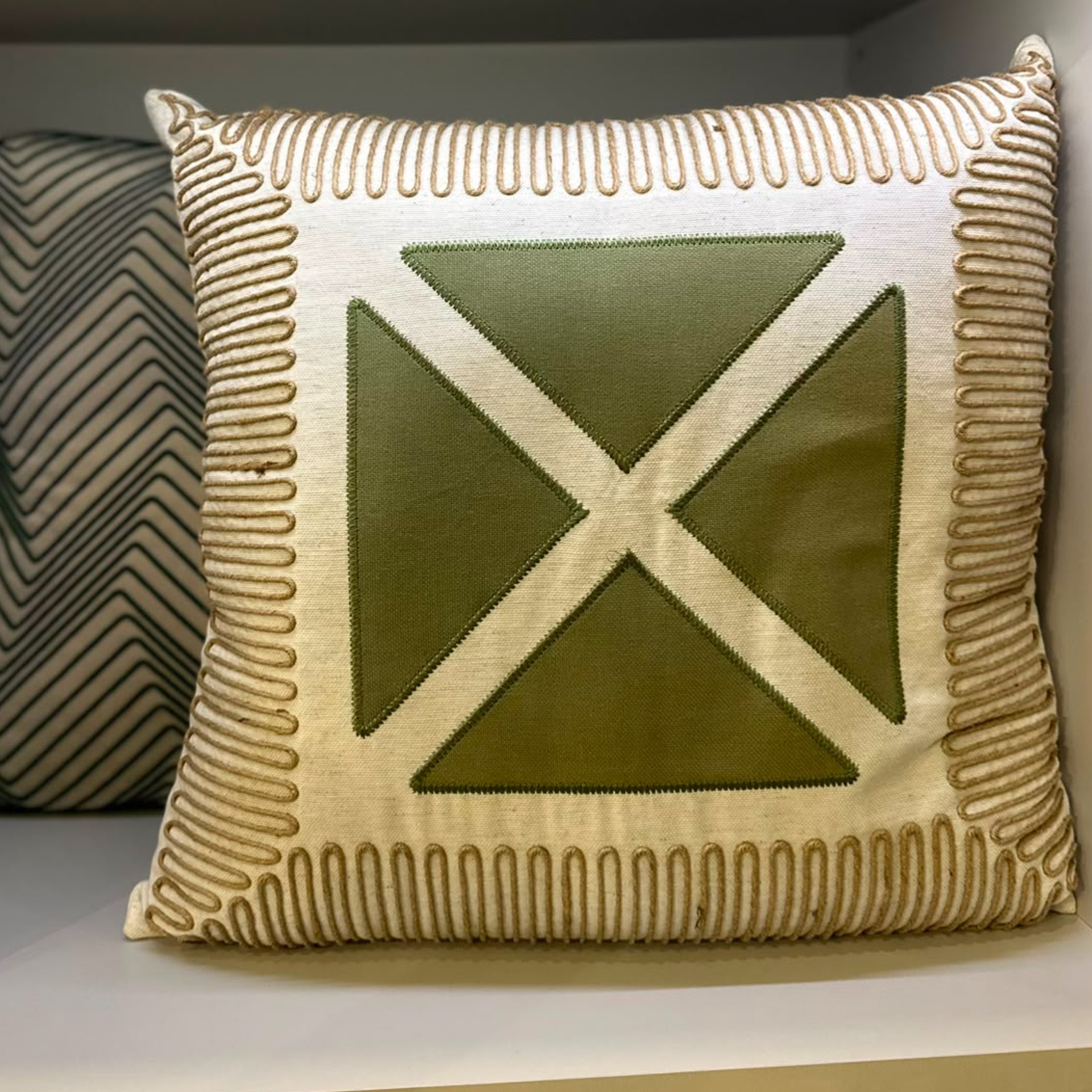 ALMOHADA DECORATIVA 50X50 BORDADO VERDE 