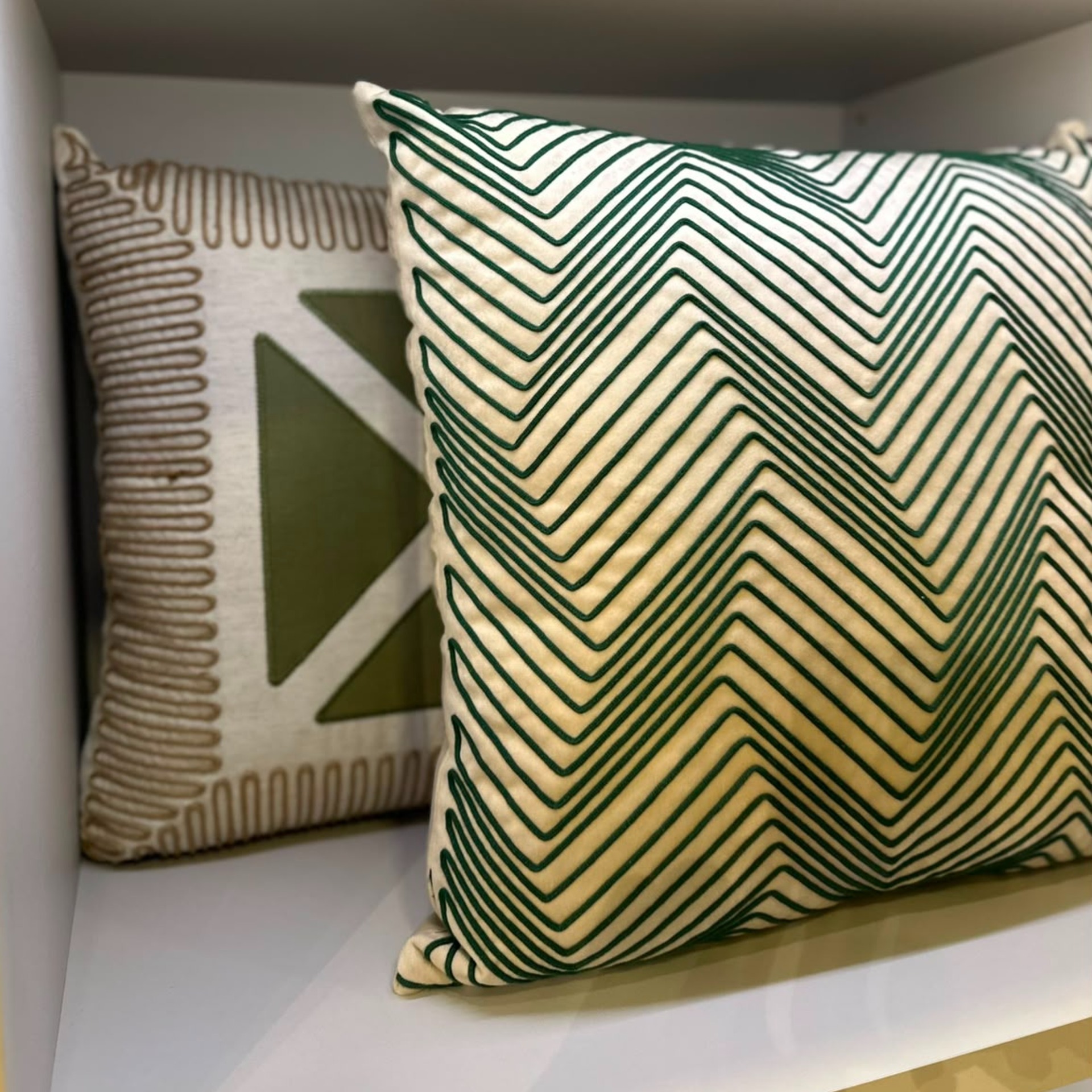 ALMOHADA DECORATIVA 50X50 BORDADO VERDE  - Vista 2