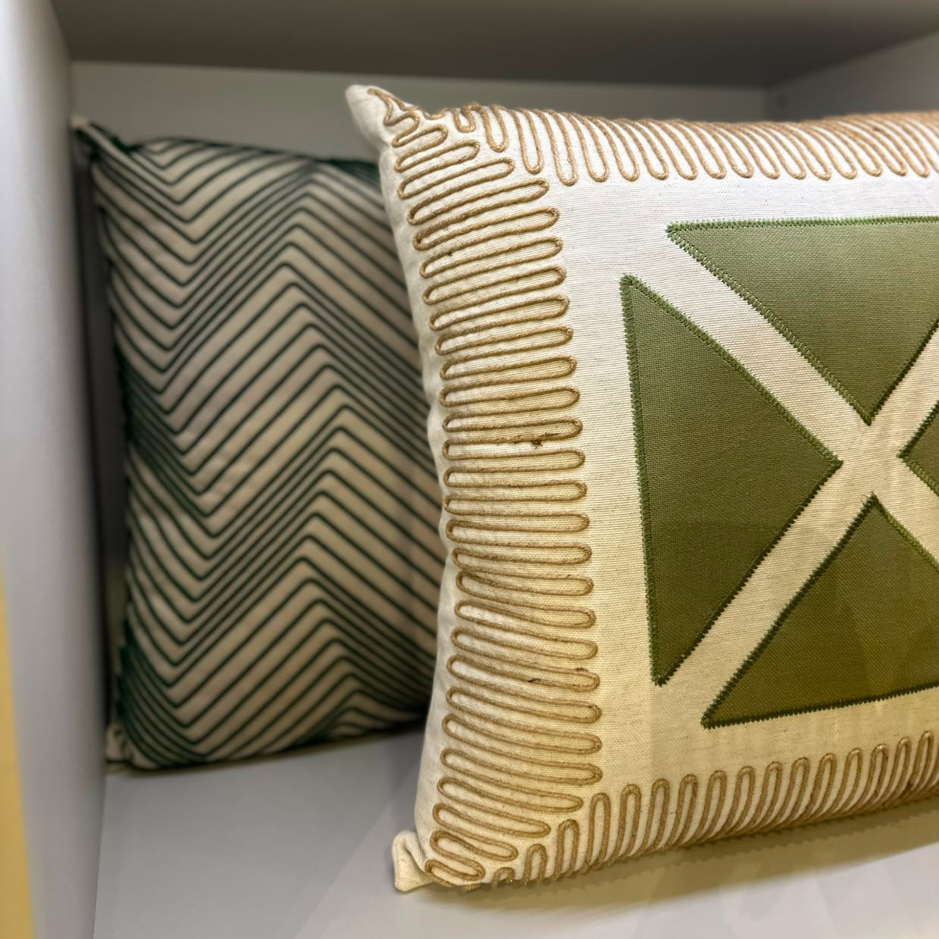 ALMOHADA DECORATIVA 50X50 BORDADO VERDE  - Vista 4